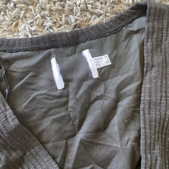 NWOT Princess Polly Black Ribbed Long Sleeve Wrap Around and Tie Crop Top Size 6 - Picture 2 of 9